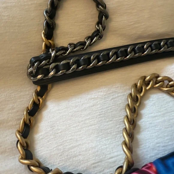 CHANEL 19 MEDIUM GRAFFITI FLAP BAG - Picture 4 of 9